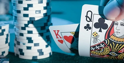 Pókerkéz zsetonokkal az asztalon, király és dáma lapokkal